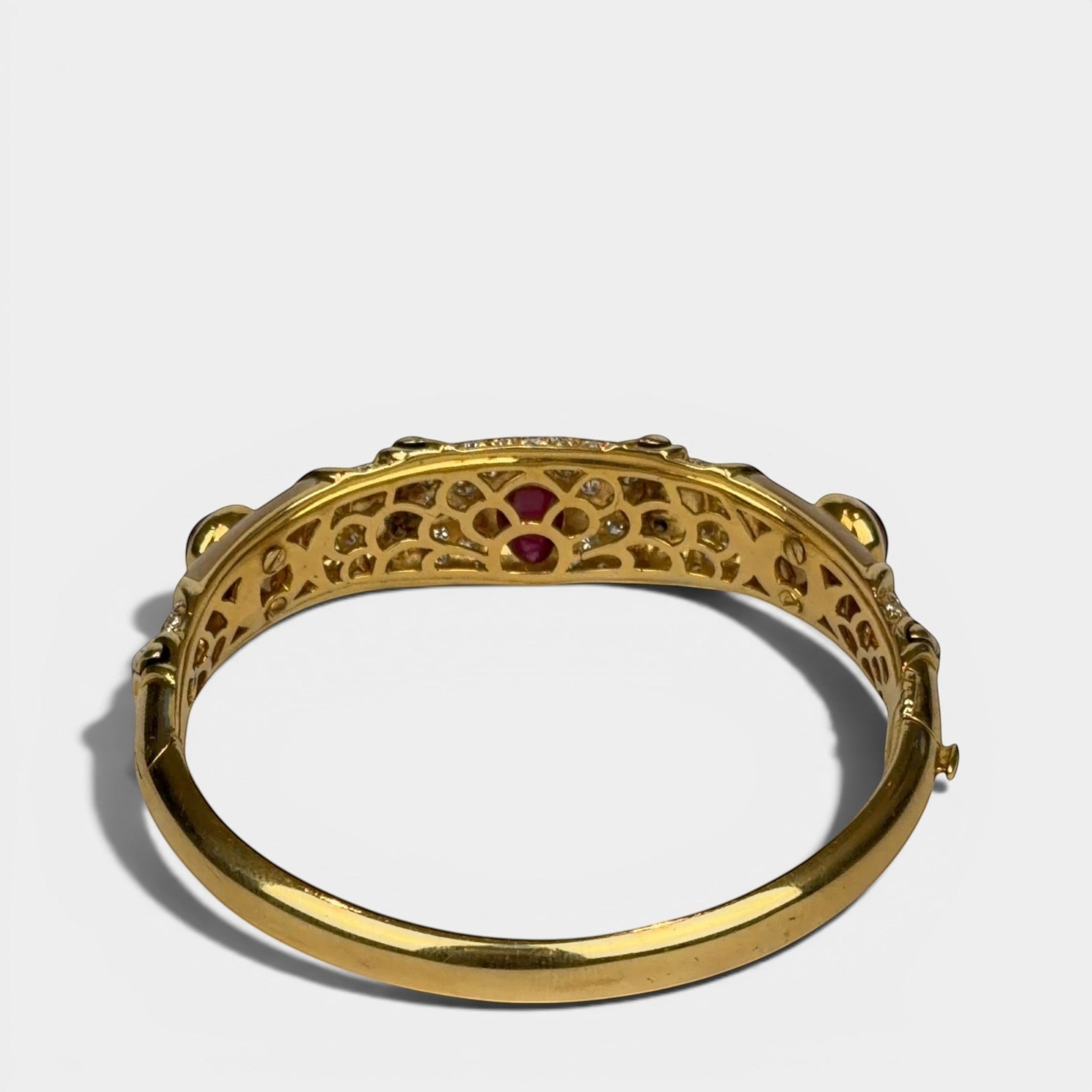 Bangle in yellow gold 750 with 1 ruby cabochon drop ca. 4.4ct, 2 rubies cabo-chon drop ca. 6.0ct, 88 diamonds brilliant cut ca. G-H/vs 4.0ct, mother of pearl, weight: 55.6g