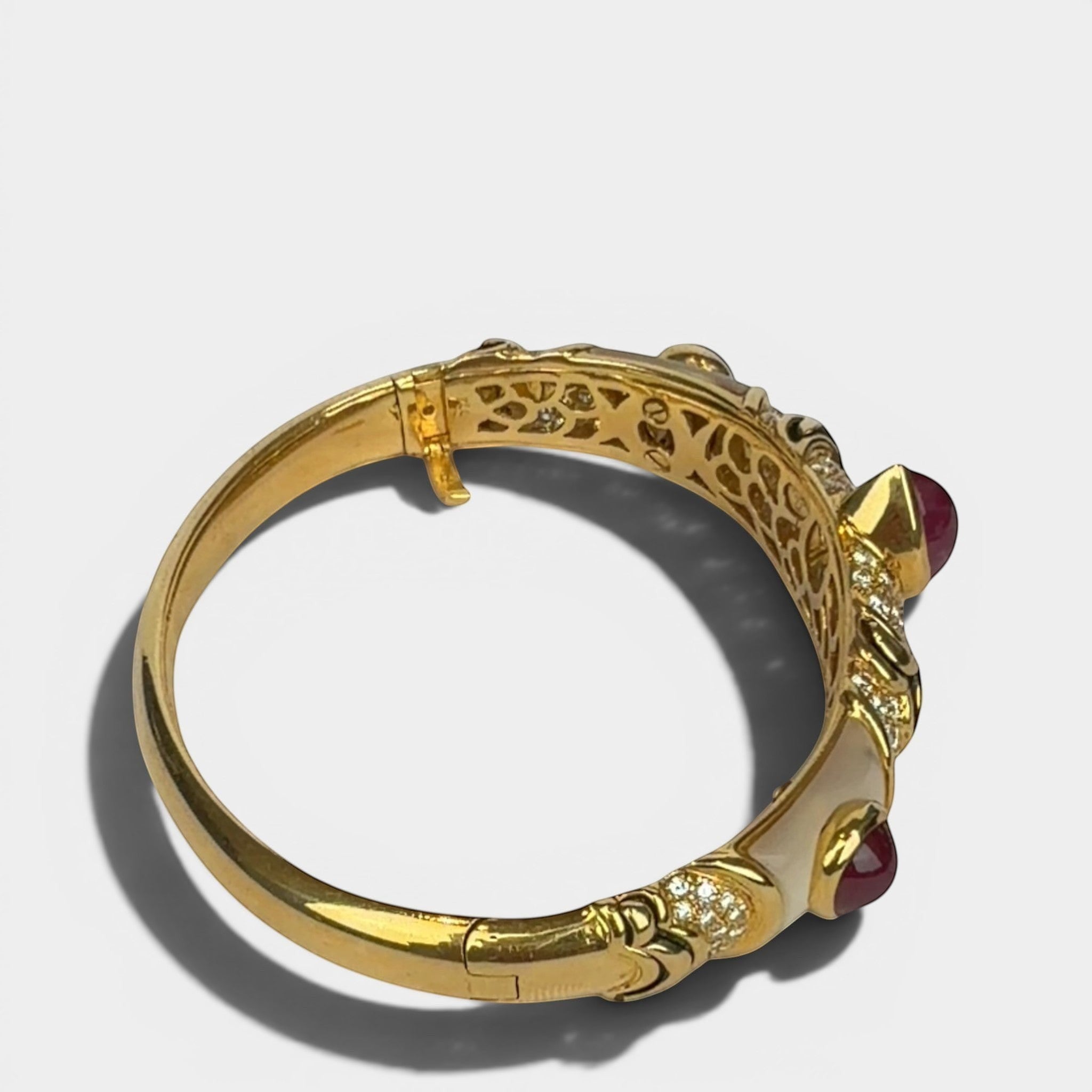 Bangle in yellow gold 750 with 1 ruby cabochon drop ca. 4.4ct, 2 rubies cabo-chon drop ca. 6.0ct, 88 diamonds brilliant cut ca. G-H/vs 4.0ct, mother of pearl, weight: 55.6g