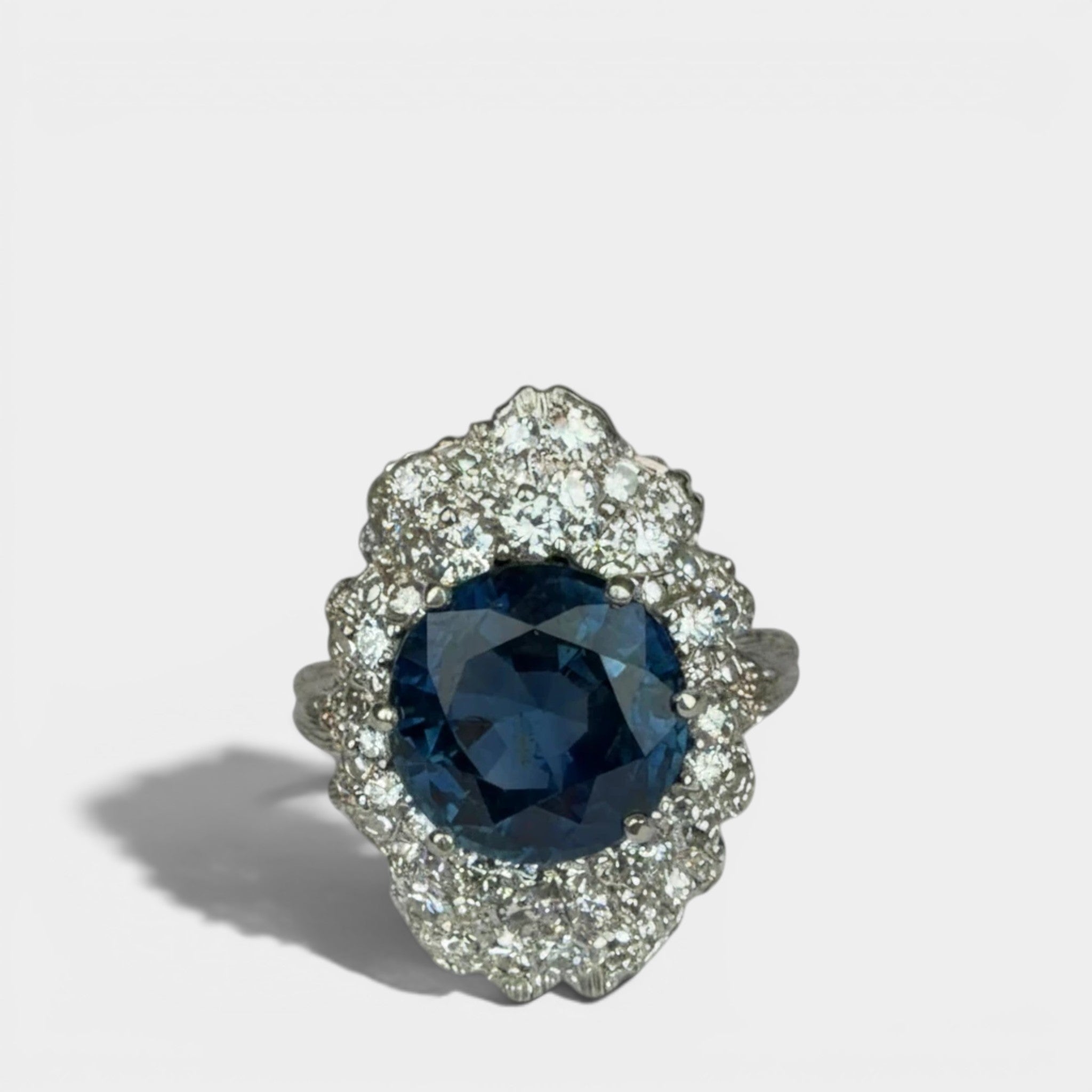 Secondtimearound Saphir Diamant Goldring, a white gold ring featuring a large central sapphire surrounded by 18 brilliant-cut diamonds.