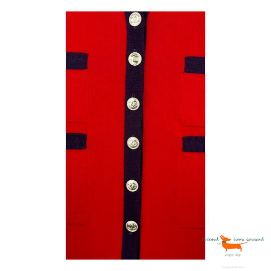 Chanel Long Cardigan Rouge en Cachemire avec Boutons Dorés
