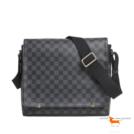 Louis Vuitton
District MM Damier
Graphite Canvas Messenger Bag