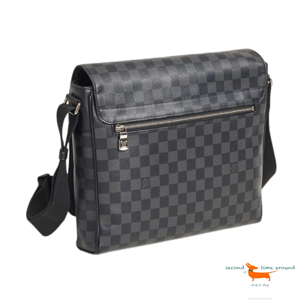 Louis Vuitton
District MM Damier
Graphite Canvas Messenger Bag