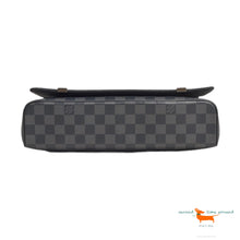 Louis Vuitton
District MM Damier
Graphite Canvas Messenger Bag
