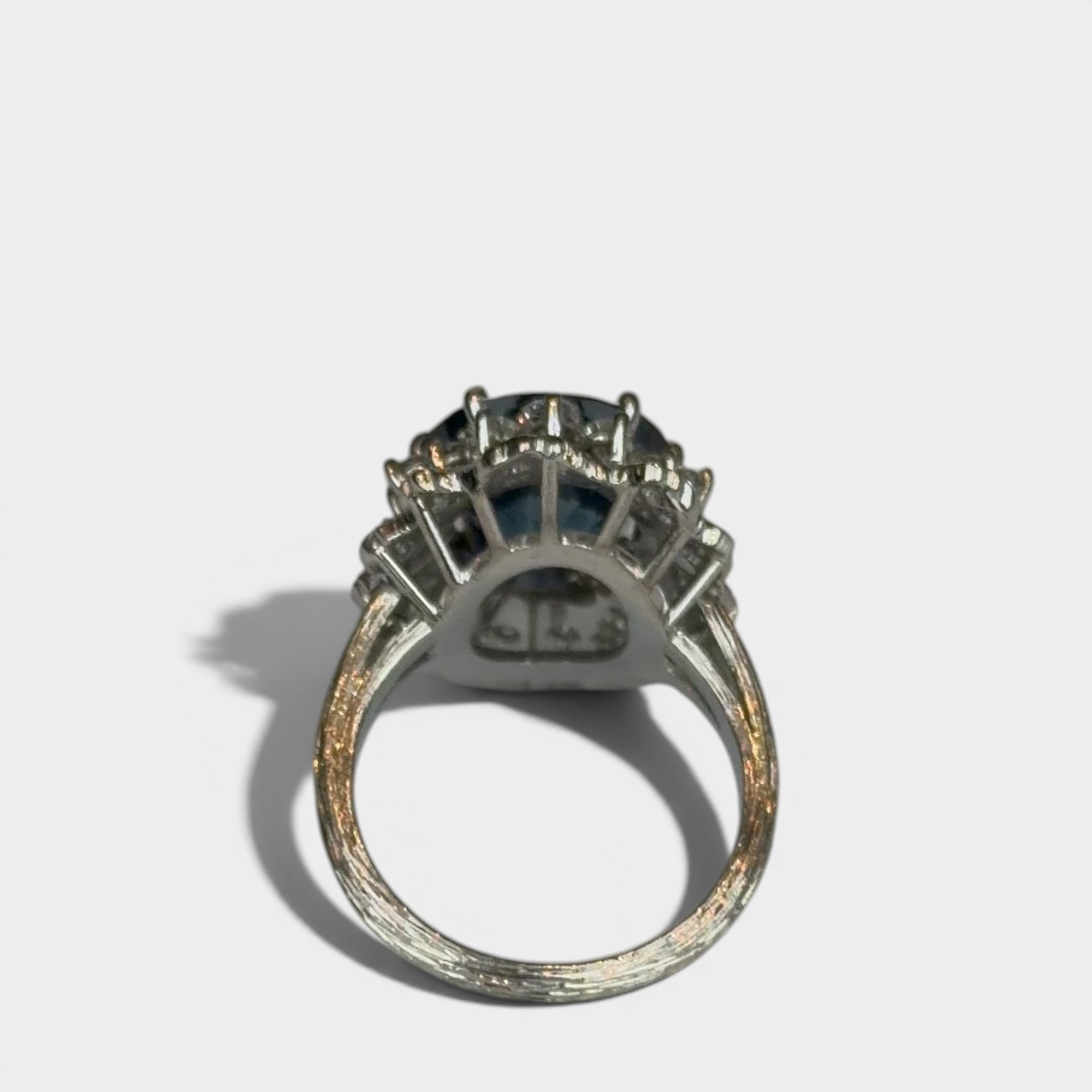 Ring «Entourage» in white gold 750 with 1 sapphire ca. 7.5ct, 18 diamonds brilliant cut ca. G-H/si 0.70ct, 55 dia-monds eight facet cut 8/8 ca. G-H/si 1.40ct, fingersize: 57,
weight: 13.4g