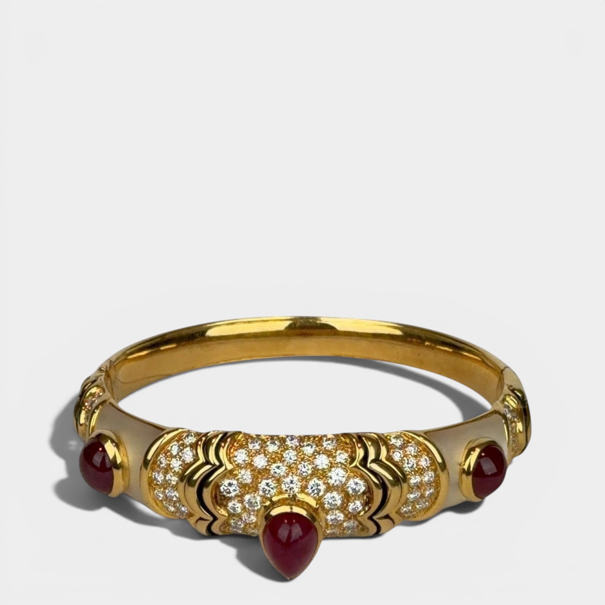 Bangle in yellow gold 750 with 1 ruby cabochon drop ca. 4.4ct, 2 rubies cabo-chon drop ca. 6.0ct, 88 diamonds brilliant cut ca. G-H/vs 4.0ct, mother of pearl, weight: 55.6g