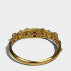 Bangle in yellow gold 750 with 1 ruby cabochon drop ca. 4.4ct, 2 rubies cabo-chon drop ca. 6.0ct, 88 diamonds brilliant cut ca. G-H/vs 4.0ct, mother of pearl, weight: 55.6g