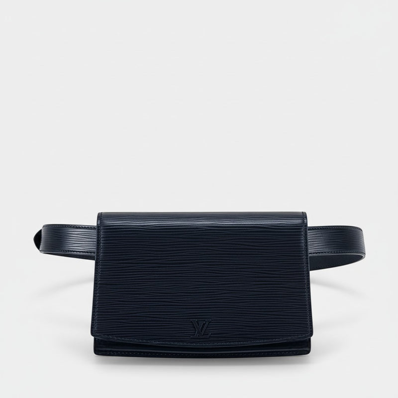 Secondtimearound black leather Louis Vuitton belt bag with signature LV logo. Textured epi leather.
