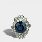 Secondtimearound Saphir Diamant Goldring, a white gold ring featuring a large central sapphire surrounded by 18 brilliant-cut diamonds.