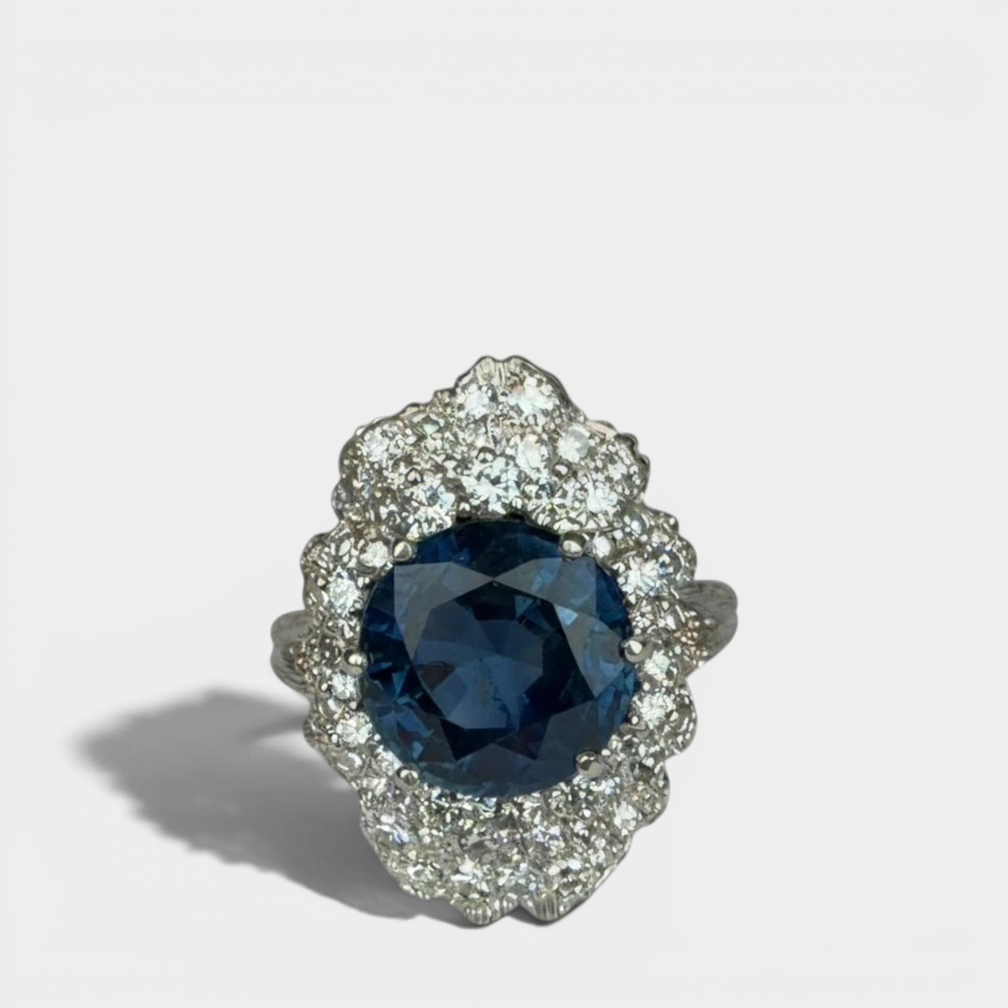 Secondtimearound Saphir Diamant Goldring, a white gold ring featuring a large central sapphire surrounded by 18 brilliant-cut diamonds.