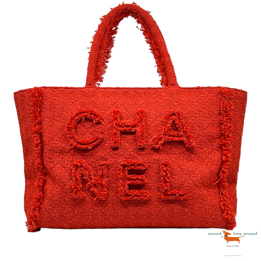 Chanel Giant Logo Einkaufstasche aus gestepptem Tweed Medium Bag