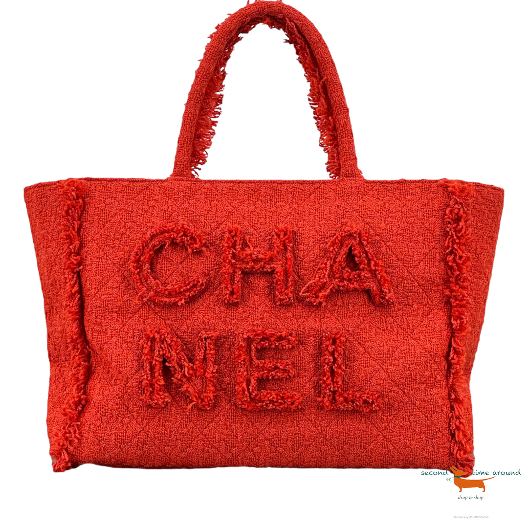 Chanel Giant Logo Einkaufstasche aus gestepptem Tweed Medium Bag